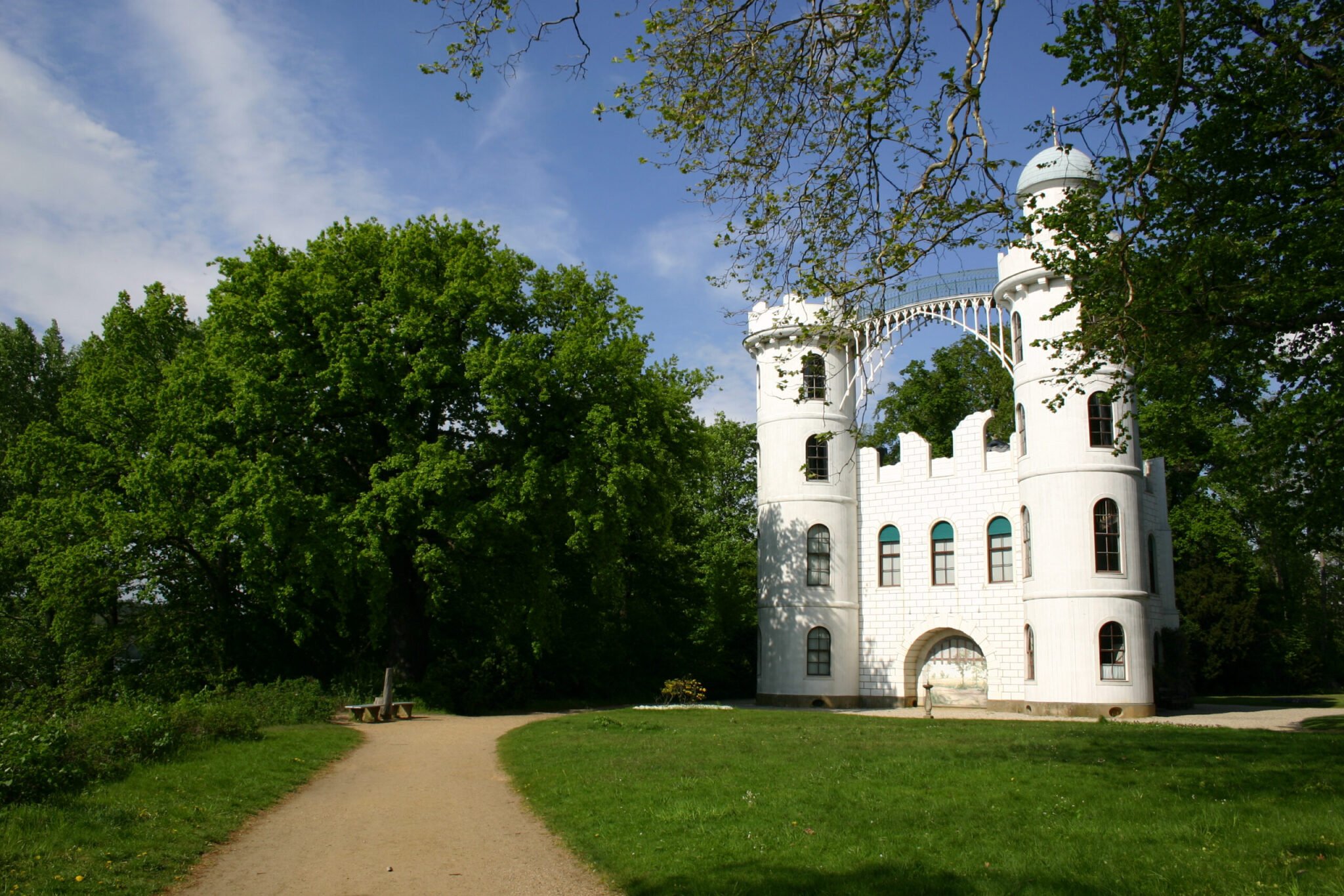 Built in 1794/95 with cast iron bridge. The castle is a ruin in the Italian style. King Frederick William II of Prussia discovered the island and had the castle built for his lover Countess Lichtenau. She herself was in charge of the interior design, determining the colour, fabrics and furniture arrangement.