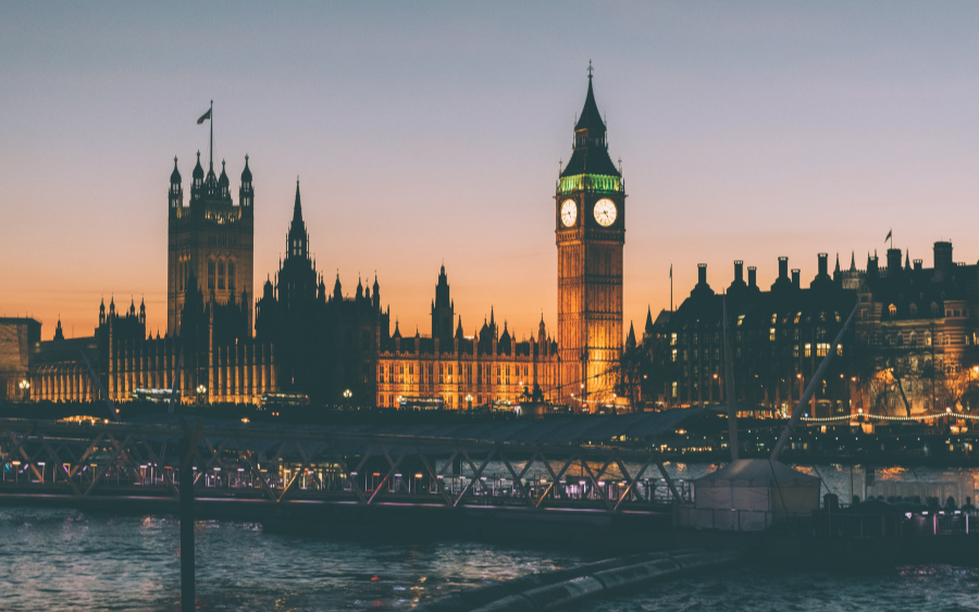 London at night - book your hotel in London now 